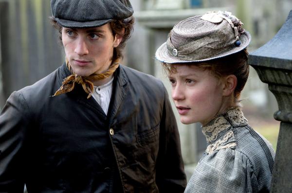 Bild 1 von 5: Der neue Kollege Joe (Aaron Johnson) und Helen (Mia Wasikowska) verbringen flüchtige romantische Momente miteinander.