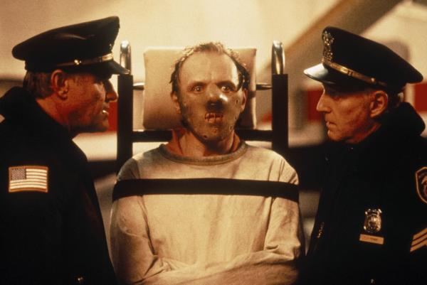 Bild 1 von 8: Wenn Dr. Hannibal Lecter (Anthony Hopkins, m.) seine Zelle verlässt, dann gehen die Justizbeamten kein Risiko ein.