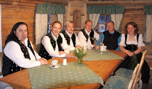 Bild 1 von 1: Im Bild: Die Edlseer mit Harry Prünster