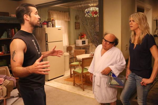 Bild 1 von 8: (v.l.n.r.) Mac (Rob McElhenney); Frank Reynolds (Danny DeVito); Dee Reynolds (Kaitlin Olson)