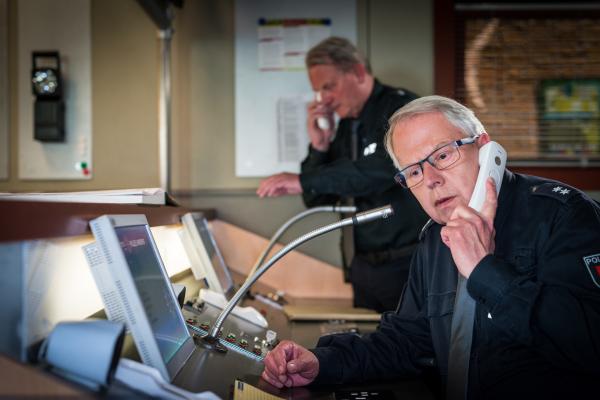 Bild 1 von 10: Handelt es sich um einen Telefonscherz? Wolle (Harald Maack) erfährt von einem Anrufer, dass eine Frau in einem Fitness-Studio einen Auftragskiller sucht.