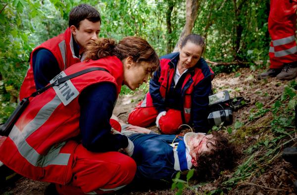 Bild 1 von 4: Nina (Sabrina Amali) und das Team treffen bei einem veletzten Biker ein.
