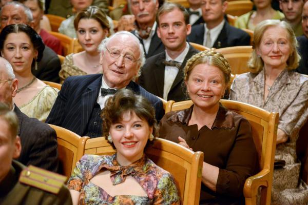 Bild 1 von 38: Im Bild: Karl Merkatz (Siegfried Goldberg), Margarethe Tiesel (Großmutter Thaler).