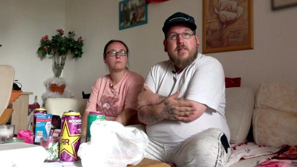 Bild 1 von 1: Maik und Janett wollen unbedingt zum Konzert von Nena in Rostock. Leider kosten die Tickets ein kleines Vermögen. Werden die beiden es schaffen, noch genug Geld zusammenzukratzen?