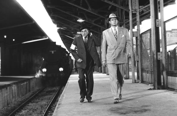 Bild 1 von 6: Der opportunistische Geschäftsmann Oskar Schindler (Liam Neeson, re.) stellt den jüdischen Buchhalter Itzhak Stern (Ben Kingsley, li.) und weitere jüdische Arbeitskräfte zunächst nur ein, weil sie ihn weniger kosten.