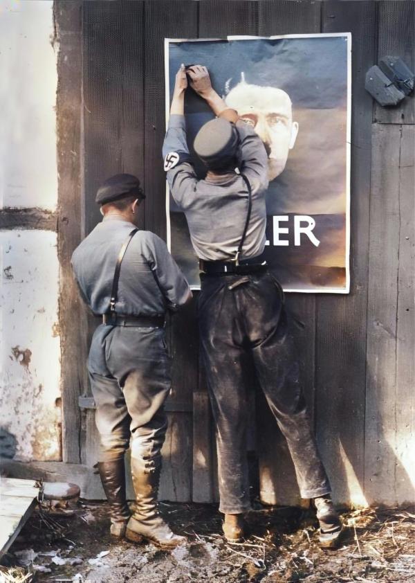 Bild 1 von 5: Von Tausenden Plakaten und Litfaßsäulen starrt Hitlers Konterfei mit Bärtchen und Seitenscheitel auf die Wählerinnen und Wähler.