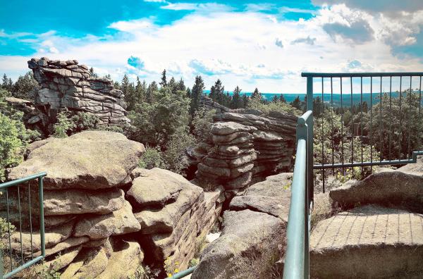 Bild 1 von 4: Der Ausblick von den Greifensteinen im Erzgebirge
