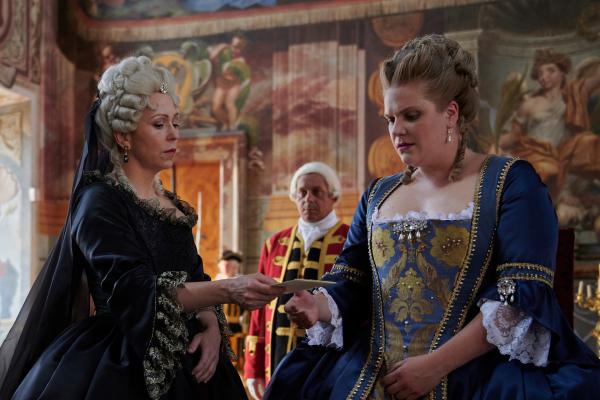 Bild 1 von 8: Zuzana Stivínová (Elizabeth, li.), Stefanie Reinsperger (Maria Theresia).