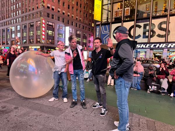 Bild 1 von 8: Die Ehrlich Brothers auf dem Times Square in New York City