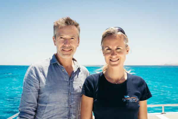 Bild 1 von 10: Neue Erkenntnisse erfährt Dirk Steffens von der Delfin-Forscherin Angela Ziltener am Roten Meer in Ägypten.