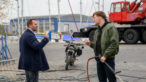 Bild 1 von 5: Jan Nussbaum (Philipp Jacob, r.) ist eifersüchtig auf den Toten. Denn seine Mutter - gleichzeitig Pastorin der Dorfkirche - hat den toten Küster sehr gemocht. Hat sie ihn wie ihren zweiten Sohn behandelt? Oder was lief da zwischen den beiden? Vieles deutet darauf hin, dass Pastorin Nussbaum eine Affäre mit dem toten Jonas Lohmer hatte. Das Team der SOKO Wismar ermittelt.