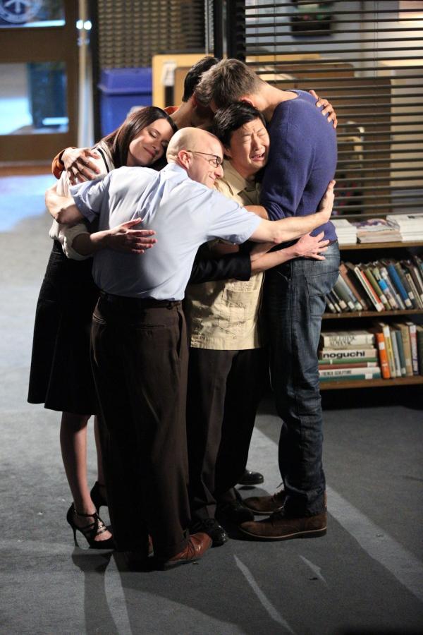 Bild 1 von 35: Ein weiteres Jahr geht zu Ende - was wohl die siebte Staffel ihres Lebens am Greendale College bringen wird? Frankie (Paget Brewster, l.), Dean Pelton (Jim Rash, 2.v.l.), Chang (Ken Jeong, 2.v.r.) und Jeff (Joel McHale, r.) machen sich Gedanken ...