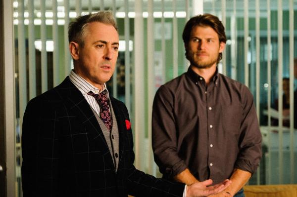 Bild 1 von 18: Dr. Dylan Reinhart (Alan Cumming, l.); Ryan Stock (Travis Van Winkle, r.)