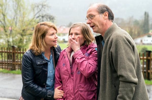 Bild 1 von 11: Hanna (Anette Frier) und Christian Spengler (Martin Brambach) versuchen ihre Tochter Beate (Anna Drexler, Mitte) zu beruhigen.