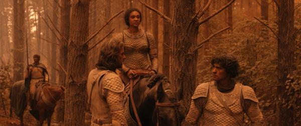 Bild 1 von 5: Míriel (Cynthia Addai-Robinson) hat den Vulkanausbruch zwar überlebt, aber ihr Augenlicht verloren. Elendil (Lloyd Owen, 2.v.l.) und Valandil (Alex Tarrant, r.) helfen ihr.
