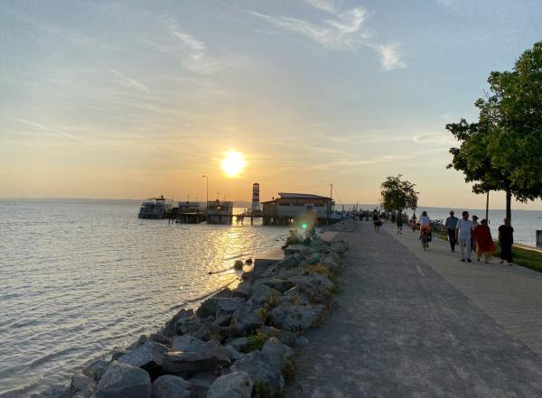 Bild 1 von 6: Ein Sommer im burgenländischen Seewinkel - die Sonne vertikal am Himmel, eine leicht lehmige Brise, die den Duft Pannoniens in sich trägt. Wer vom Neusiedlersee ostwärts fährt, kommt in eine ganz eigene Welt, in der bei aller Modernisierung vieles noch immer so aussieht wie zu alten Zeiten. Die Bauern und Winzer pflegen ihren Felder und Reben, Gäste werden bewirtet. Wer näher hinsieht, erkennt noch die alten dörflichen Strukturen und Zusammengehörigkeiten, von denen die Menschen dort nach wie vor leben. Im Bild: Podersdorf Sonnenuntergang.
