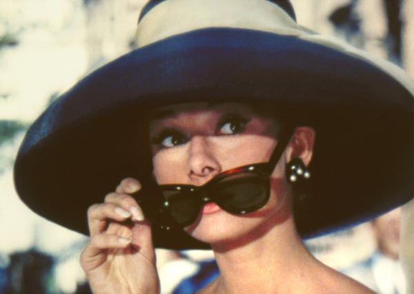 Bild 1 von 1: Die verführerische Holly Golightly (Audrey Hepburn) träumt vom Glück und von Diamanten.