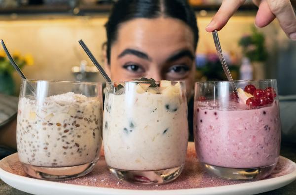 Bild 1 von 3: Für einen gesunden Start in den Tag: Lucie zeigt ihre Overnight Oats.