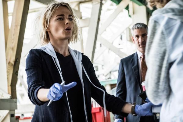 Bild 1 von 17: Lizzie Needham (Bojana Novakovic, l.); Kanter Harris (Michael B. Silver, r.)