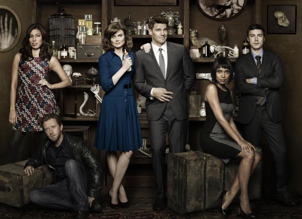 Bild 1 von 4: (7. Staffel) - (v.l.n.r.) Angela Montenegro (Michaela Conlin); Jack Hodgins (T.J. Thyne); Temperance Brennan (Emily Deschanel); Seeley Booth (David Boreanaz); Camille Saroyan (Tamara Taylor); Lance Sweets (John Francis Daley)