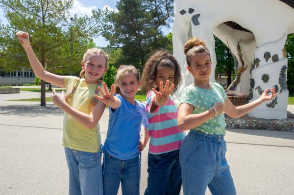 Bild 1 von 5: Die TanzAlarm-Kids Viktoria, Nika, Laura und Sophia tanzen zu ihrem neuen Song \