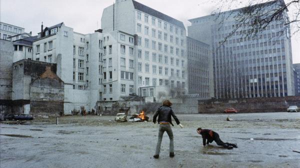 Bild 1 von 4: Willi (Charly Wierzejewski, links) wehrt sich gegen Theo (Walter Kohut).