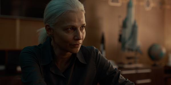 Bild 1 von 3: Während um sie herum alles in Chaos versinkt, sucht die Direktorin des Kosmodroms Lydia Joukovskaïa (Karina Arutyunyan) nach Antworten. Dabei wird ihr eines klar: Sie wurde verraten.