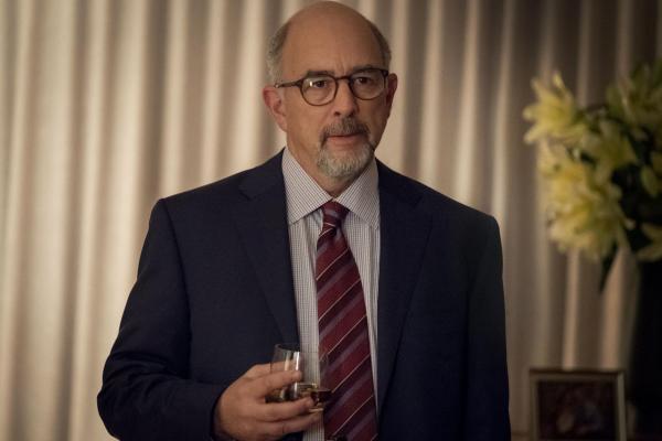 Bild 1 von 8: Roland Fancher (Richard Schiff)
