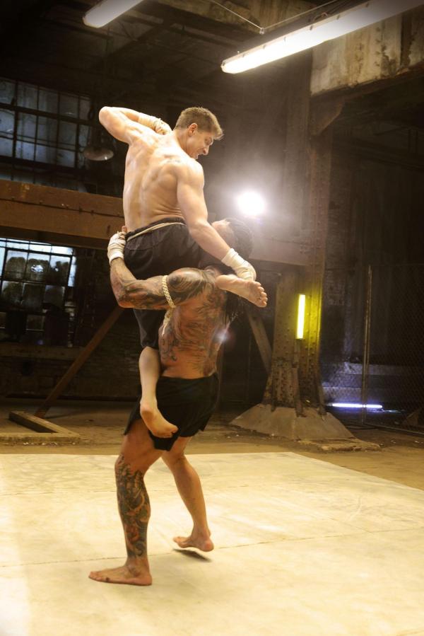 Bild 1 von 8: Um gegen den Mörder seines Bruders, Tong Po (Dave Bautista, unten), im Kampf eine Chance zu haben, geht Kurt (Alain Moussi, oben) über seine Grenzen hinaus ...