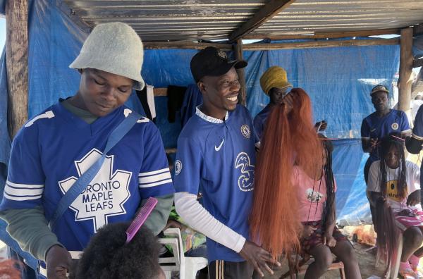 Bild 1 von 4: Rasta Jabu und seine Mitarbeiter haben sich auf Zöpfe aus Kunsthaar spezialisiert.