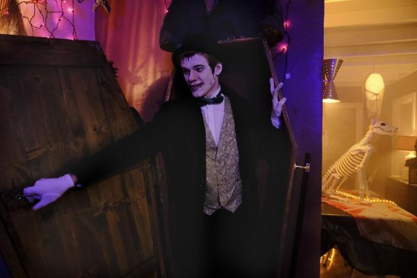 Bild 1 von 10: Verkehrte Welt: Zu Halloween jagt MacGyver (Lucas Till) den anderen Angst ein ...
