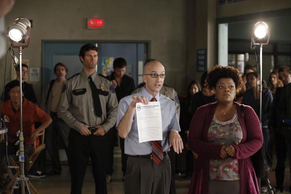 Bild 1 von 28: Während Studienleiter Pelton (Jim Rash, vorne l.) mal wieder gegen alles und jeden kämpft, kommt Shirley (Yvette Nicole Brown, vorne r.) auf die Idee, einen religiös motivierten Film zu drehen ...