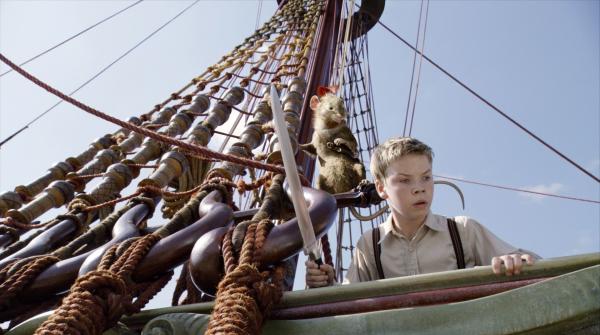 Bild 1 von 5: Aboard the Narnian ship The Dawn Treader, Reepiceehp the warrior mouse and Eustace (Will Poulter) prepare for battle.