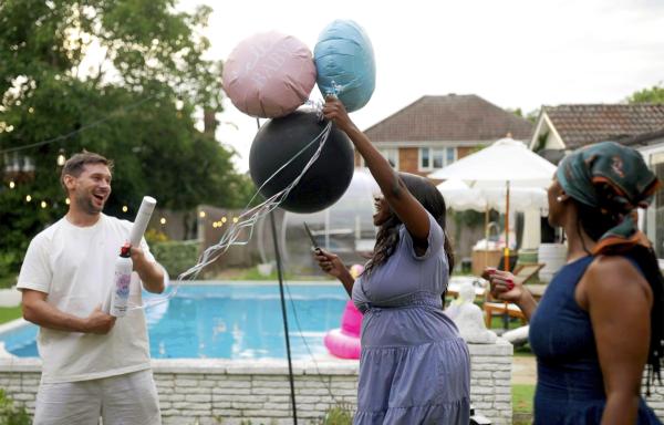 Bild 1 von 3: v.l.n.r. Marius Iepure, Oti und Phemelo Mabuse beim Genderreveal zuhause bei Oti in der Nähe von London. - Ab 19.10.2026 in der ARD Mediathek