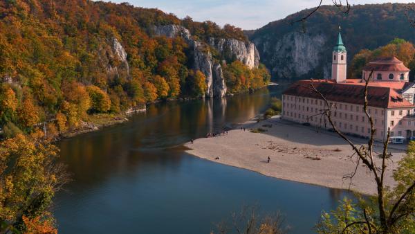 Bild 1 von 7: Am Kloster Weltenburg zwängt sich die Donau durch eine Barriere aus harten oberjurassischen Kalksteinen der Frankenalb. Diese berühmte Schlucht ist weithin bekannt als Donaudurchbruch.