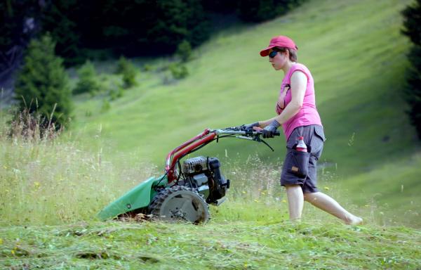 Bild 1 von 15: Nadia Ennemoser mit Mähmaschine.