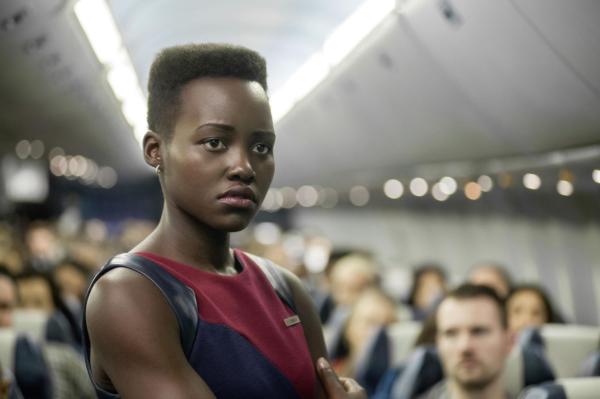 Bild 1 von 13: Behält einen kühlen Kopf: Flugbegleiterin Gwen (Lupita Nyong'o) ...