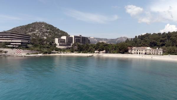 Bild 1 von 3: Kupari war einst ein Urlaubsresort der jugoslawischen Armee - bis es von eben dieser Armee bombardiert wurde.