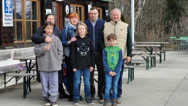 Bild 1 von 9: Die Familie Neuner-Ortner vor dem alten Berggasthof Eckbauer.