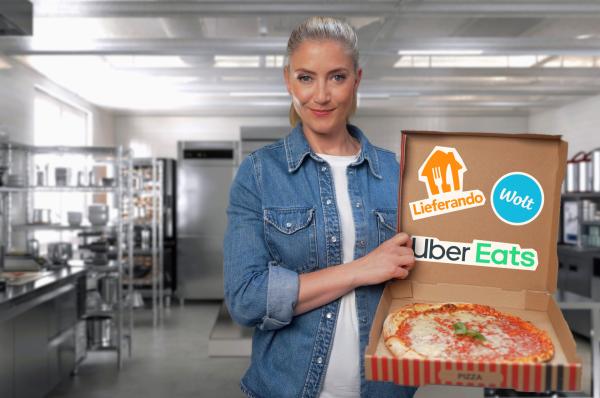 Bild 1 von 2: Pia Osterhaus deckt gemeinsam mit Experten, Brancheninsidern und Kunden auf, mit welchen psychologischen und Verkaufsmethoden die Lieferplattformen an unserer Bequemlichkeit verdienen.