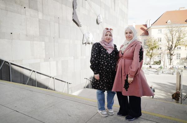 Bild 1 von 2: Hiba (re.) wurde neun Monate von ihrer \