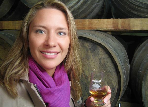 Bild 1 von 1: Moderatorin Wasiliki Goutziomitros bei der Whiskyprobe