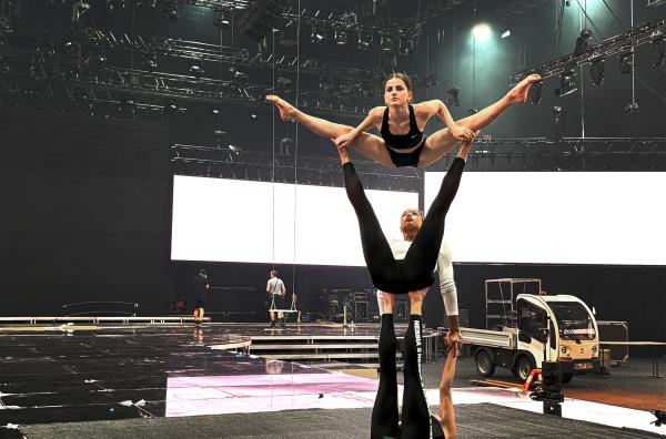 Bild 1 von 4: Künstlerinnen und Künstler proben ihre Auftritte zur Gala, während in der Arena des Europa-Parks noch aufgebaut wird.