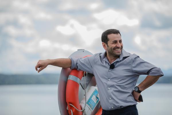 Bild 1 von 9: Spitzenkoch Ali GüngörmüÅ? wartet am Starnberger See auf Adnan Maral.