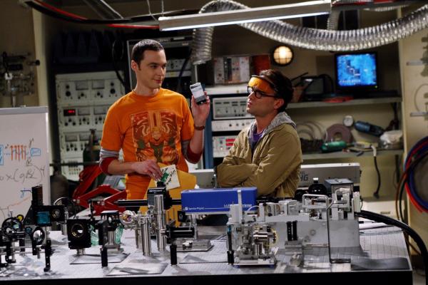 Bild 1 von 41: Als Rajs Schwester kurz in Los Angeles ist, kann Leonard (Johnny Galecki, r.) ihr nicht widerstehen, wird jedoch dabei von Sheldon (Jim Parsons, l.) erwischt ...