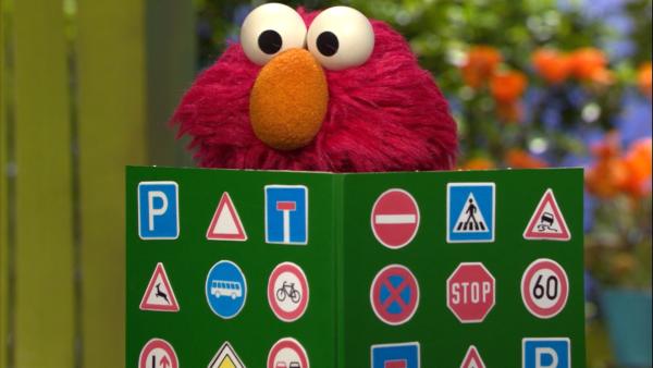 Bild 1 von 3: Interessiert sich für Verkehrsschilder: Elmo