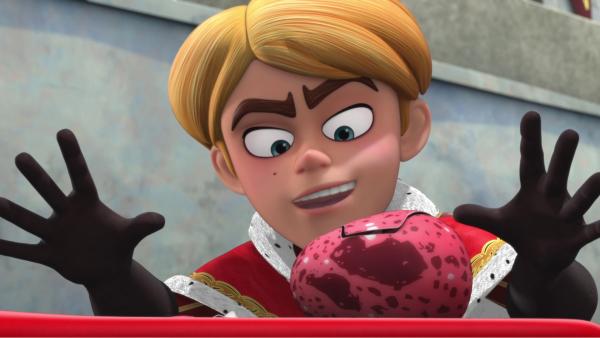 Bild 1 von 3: Prinz John bewundert das kostbare Ei.