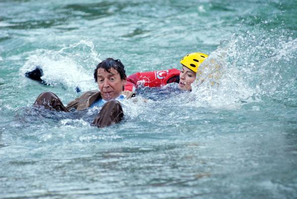 Bild 1 von 16: Im Bild: Michael Tregor (Hugo Glasbauer), Nina Bott (Stefanie Ketelar).