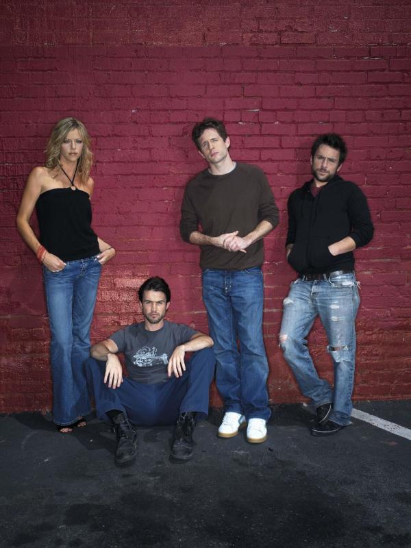 Bild 1 von 17: (1. Staffel) - Durch die geschäftlichen Schwierigkeiten ihrer Bar wird auch die Freundschaft immer wieder auf eine harte Probe gestellt: Mac (Rob McElhenney, 2.v.l.), Charlie (Charlie Day, r.), Dennis (Glenn Howerton, 2.v.r.) und Dee (Kaitlin Olson, l.) ...