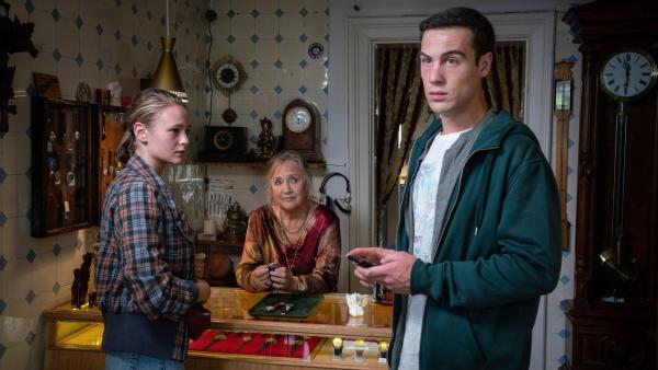 Bild 1 von 7: (v.l.n.r.) Anne Bremer (Liselotte Krieger); Ben Bremer (Malte Thomsen); Katrin Struvel (Doris Kunstmann)